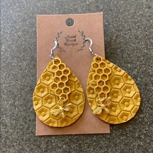 🟢Honey Bee Earrings 🐝